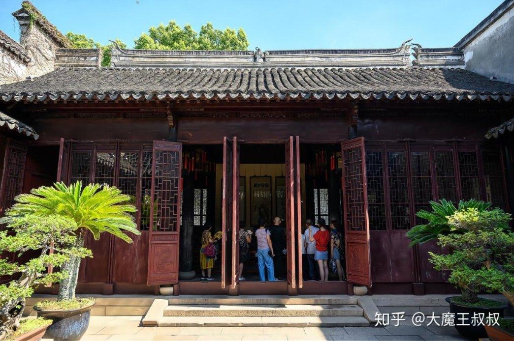 1月24日,江苏扬州,一大爷把奔驰车钥匙捡走,还回头故意按钥匙试探车辆,车主希望大爷能归还钥匙